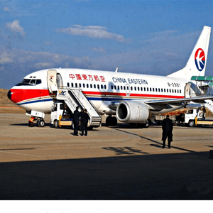 白云航空空运航空快运业稳步发展的原因是什么？